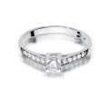 Złoty pierścionek ozdobiony diamentami o masie 0.44 ct