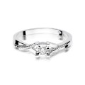 Złoty pierścionek ozdobiony diamentem 0.08 ct