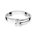 Złoty pierścionek ozdobiony diamentem 0,12 ct