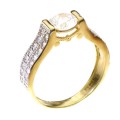 Złoty pierścionek ozdobiony cyrkoniami
