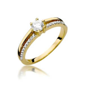 Złoty pierścionek ozdobiony diamentami 0.40 ct