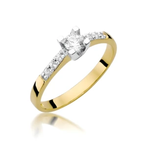 Złoty piuerścionek ozdobiony diamentami 0.37 ct