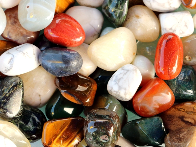 Kamienie szlachetne, półszlachetne i minerały: diament, hematyt, jadeit, jaspis.